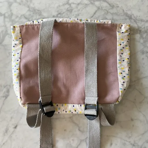 Cartable maternelle petite fille, tissu couleur bois de rose et imprimé confettis