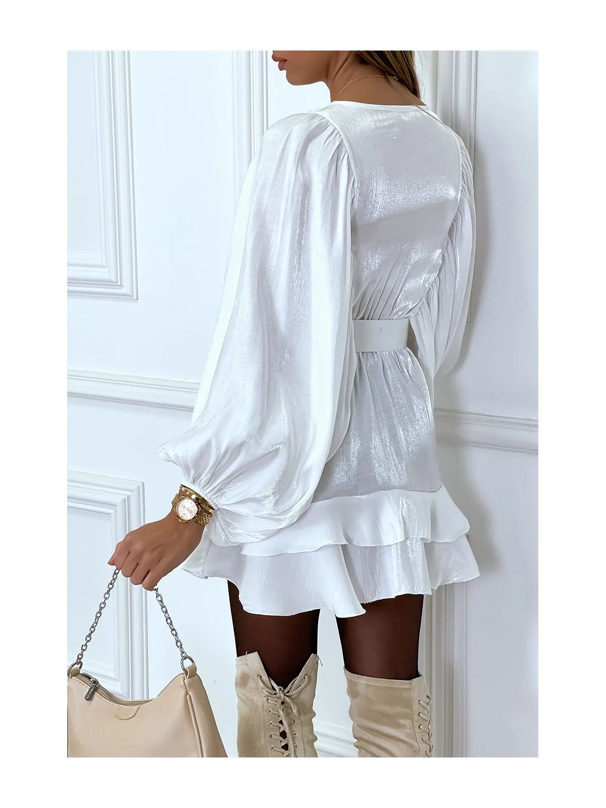 Robe chemise blanche à volants et manches chauve souris