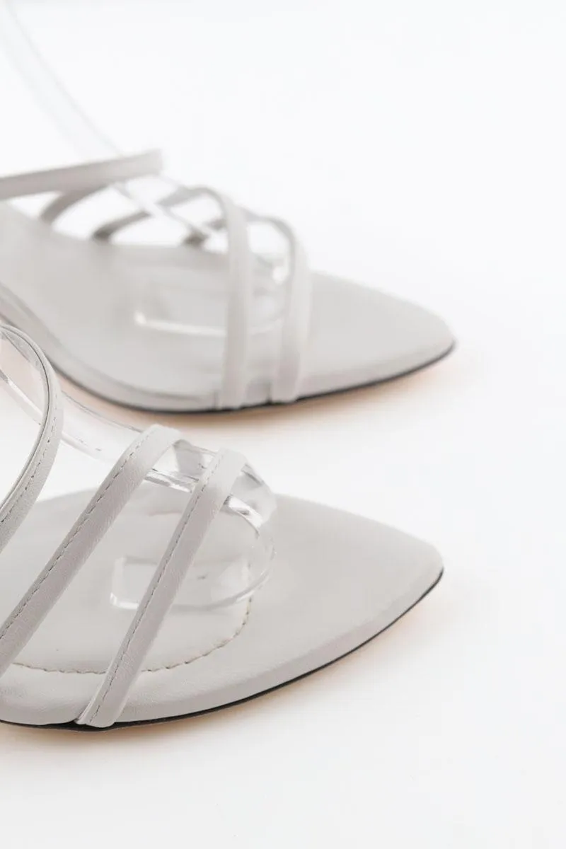 Talons en cuir  Iro ecru. Matière principale cuir. Taille 38.